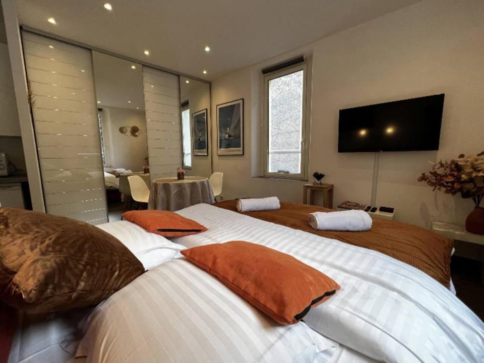 Bed, TV and multimedia, Living room, Seating area