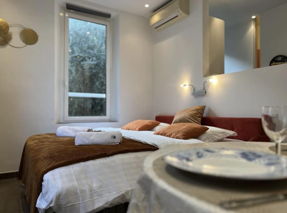 Bed, Living room, Seating area, air conditioner