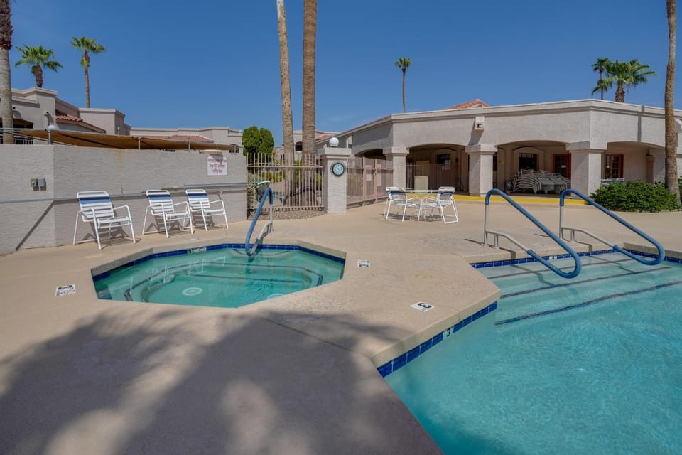 Pool Access! 55 + Snowbird Retreat in Peoria House in Sun City