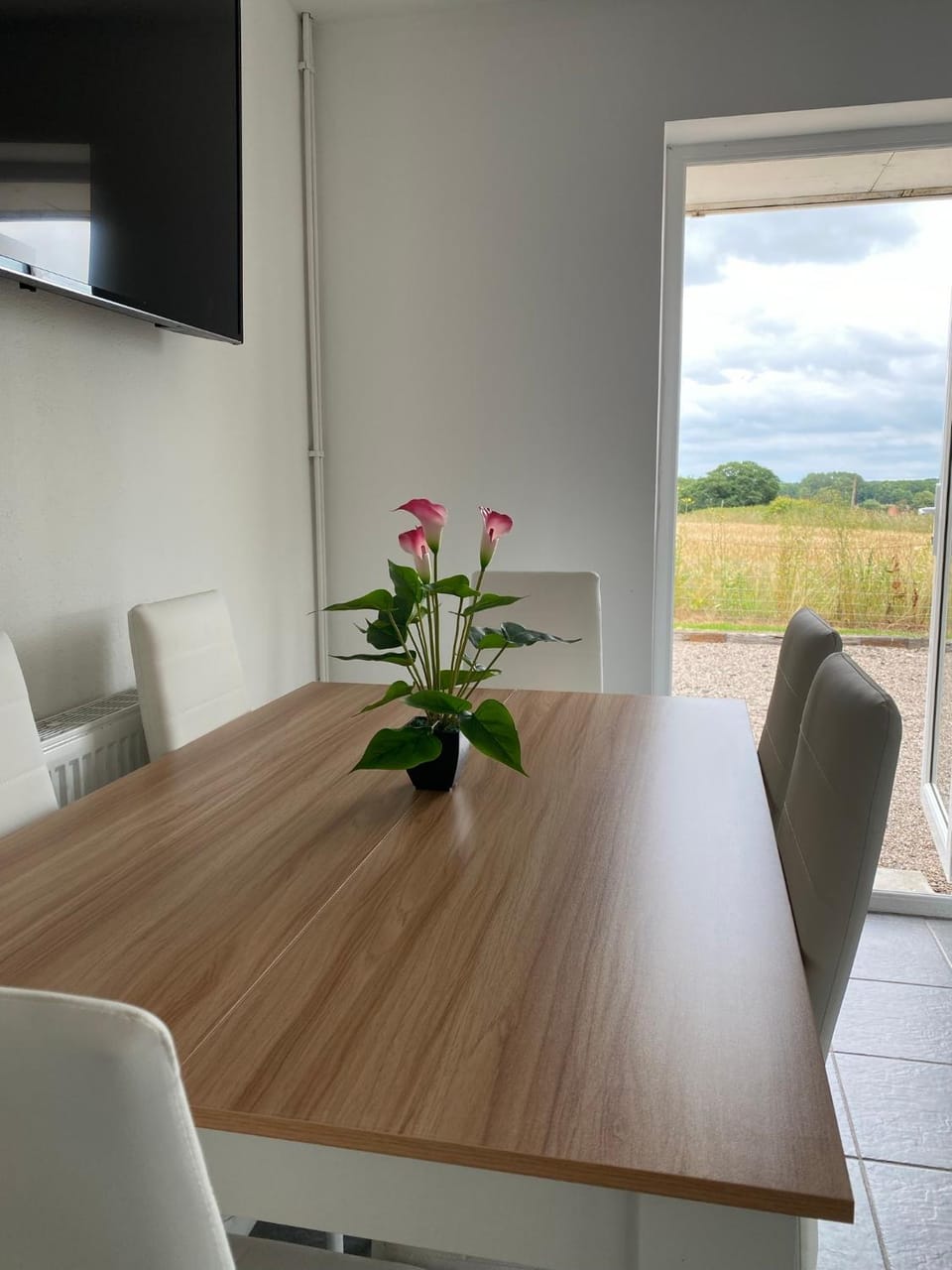 Cosy bungalow with views, walks, garden & parking. House in Malvern Hills District