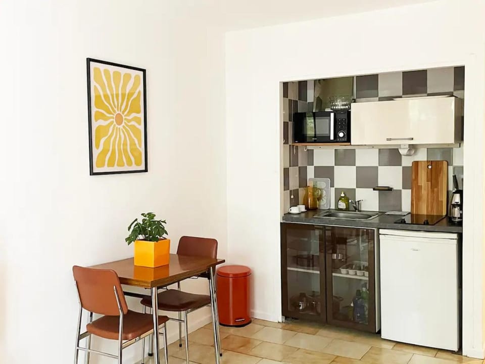 Kitchen or kitchenette, minibar, stove