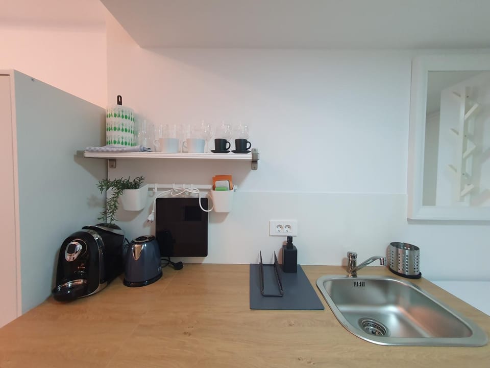 Coffee/tea facilities, Kitchen or kitchenette, stove