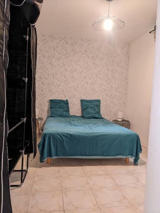 Photo of the whole room, Bedroom
