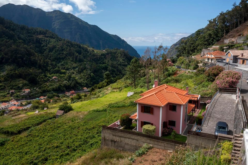 Property building, Natural landscape, Bird's eye view, Mountain view, Location