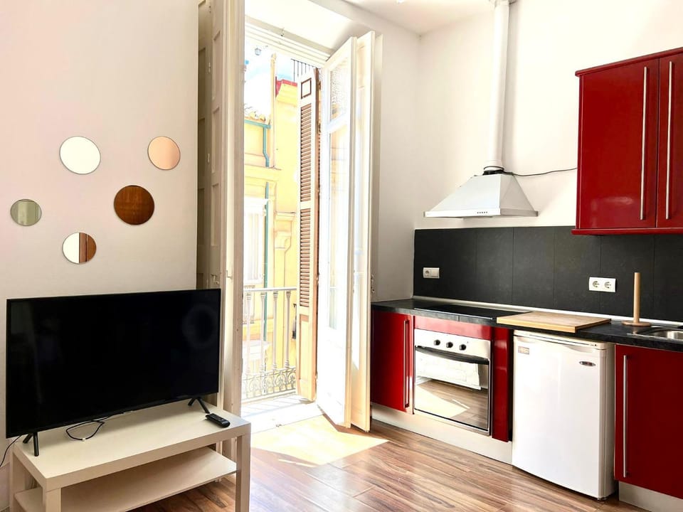 TV and multimedia, oven, stove