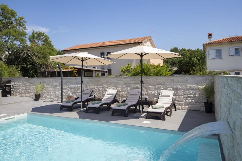 Swimming pool, sunbed