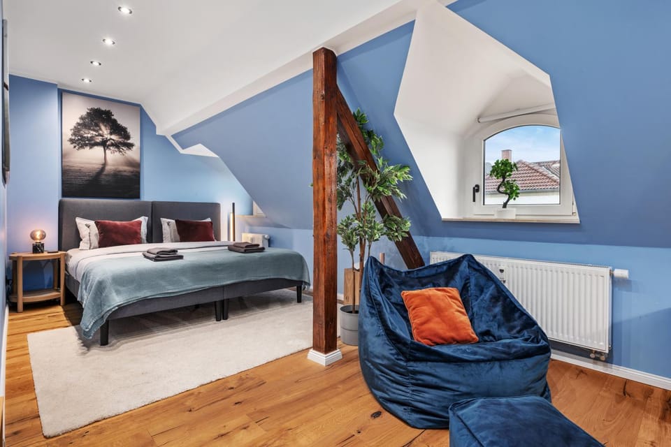 Bed, Living room, Photo of the whole room, Seating area, Bedroom