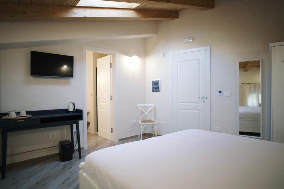 Bed, TV and multimedia, Bedroom