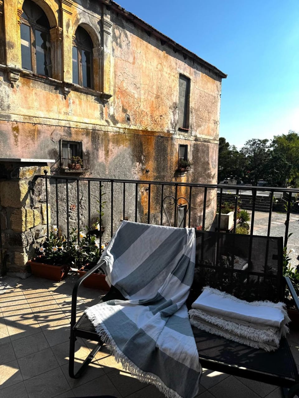Property building, Balcony/Terrace, flat iron