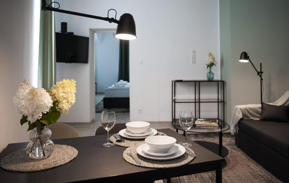 TV and multimedia, Living room, Seating area, Dining area