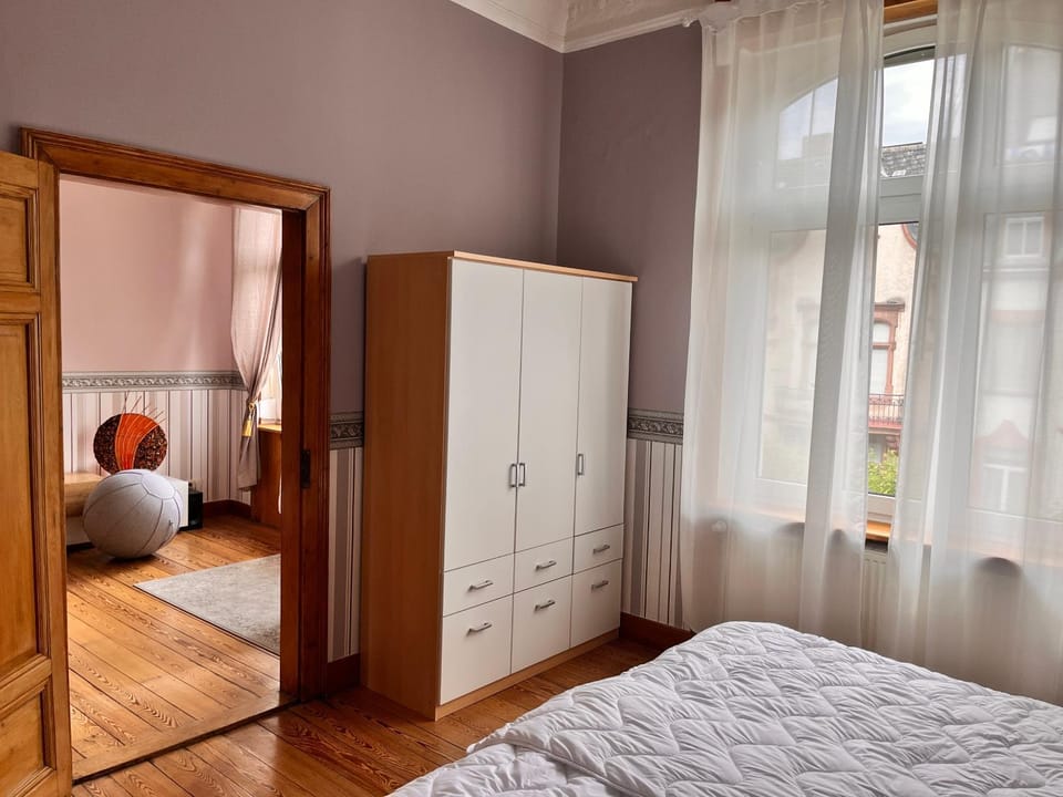 Photo of the whole room, Bedroom, wardrobe
