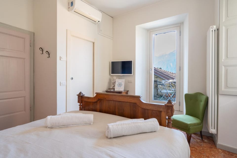 Bed, Natural landscape, TV and multimedia, Bedroom