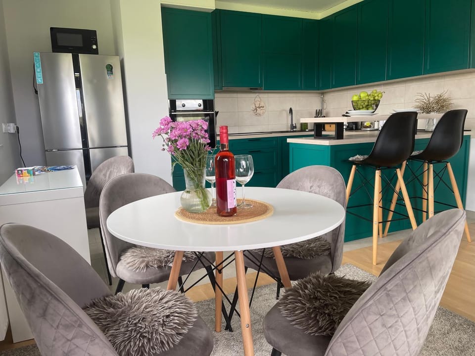 Kitchen or kitchenette, Living room, Seating area, Dining area, oven