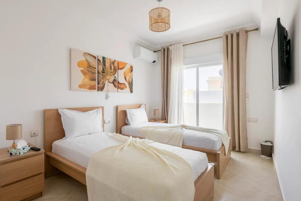 Bed, TV and multimedia, Photo of the whole room, Bedroom