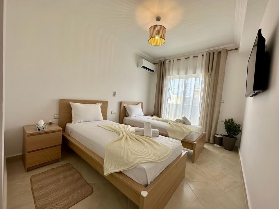 Communal lounge/ TV room, Bed, TV and multimedia, Living room, Photo of the whole room, Seating area, Evening entertainment, Bedroom, towels, air conditioner