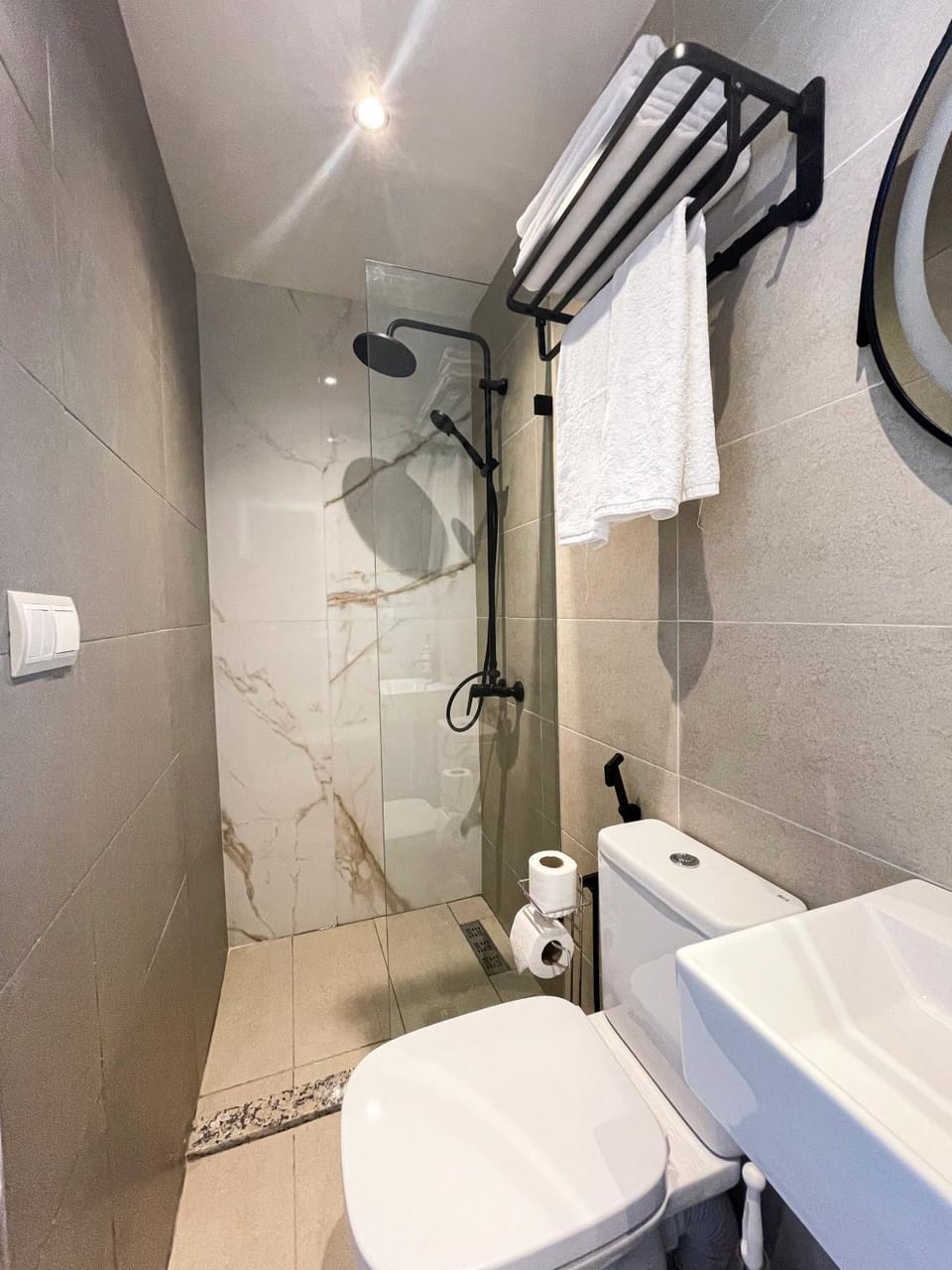 Shower, Toilet, Bathroom, towels