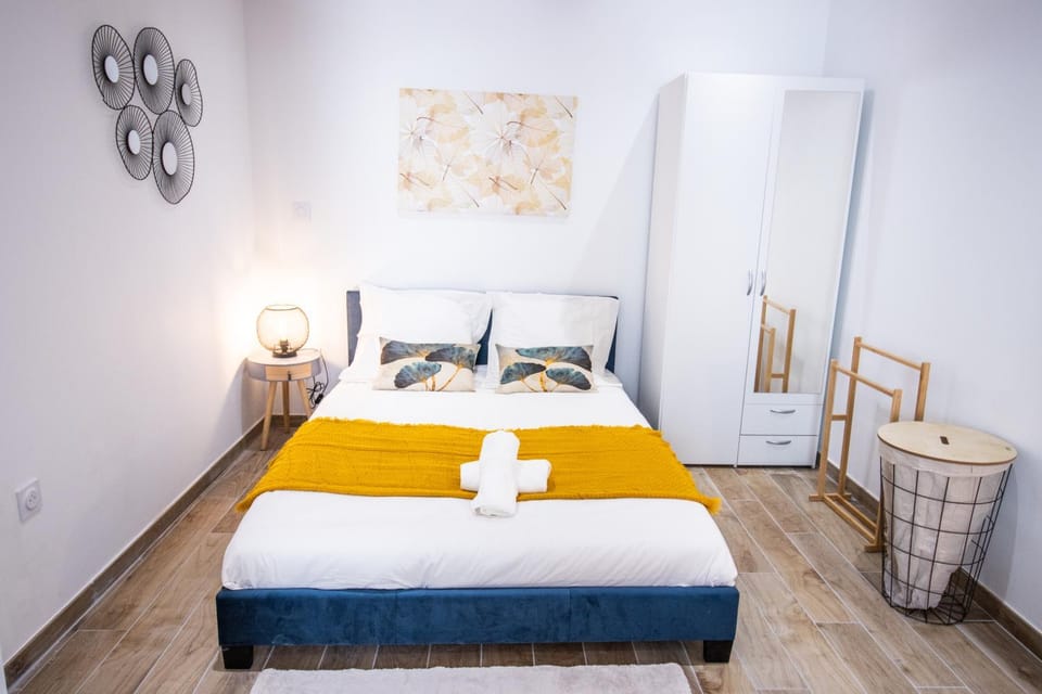 Bed, Photo of the whole room, Bedroom, storage, towels, wardrobe