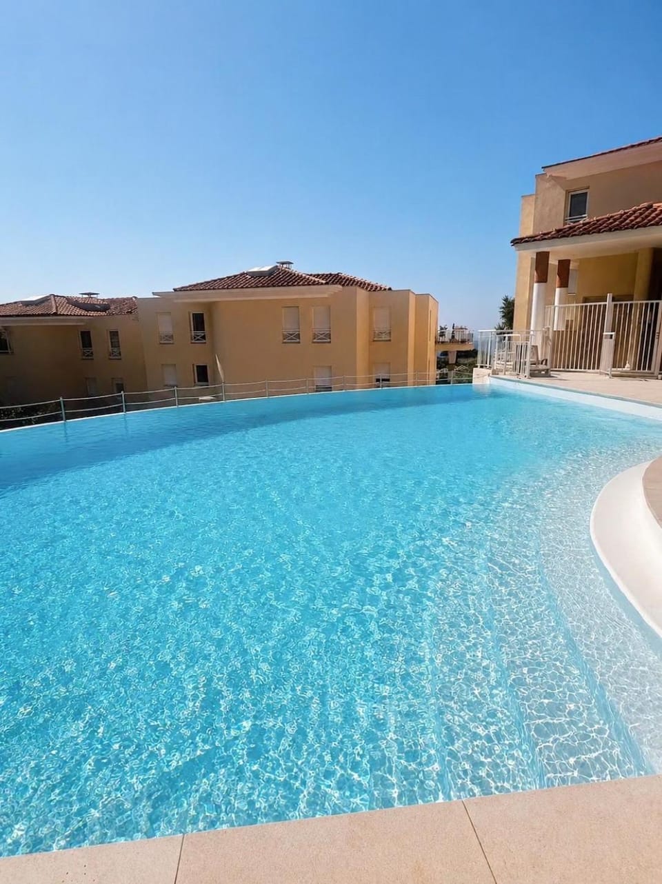 Appartement 2 chambres avec piscine, terrasses et parking à Nice Apartment in Nice