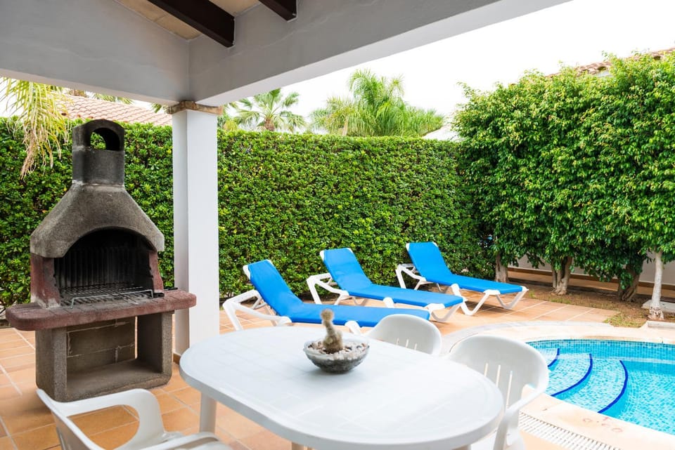 BBQ facilities, Solarium, Balcony/Terrace, Seating area, Garden view, Pool view, Swimming pool, sunbed