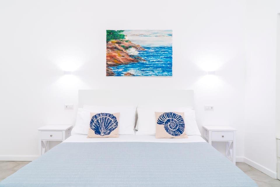 Bed, Photo of the whole room, Decorative detail, Decorative detail, Bedroom