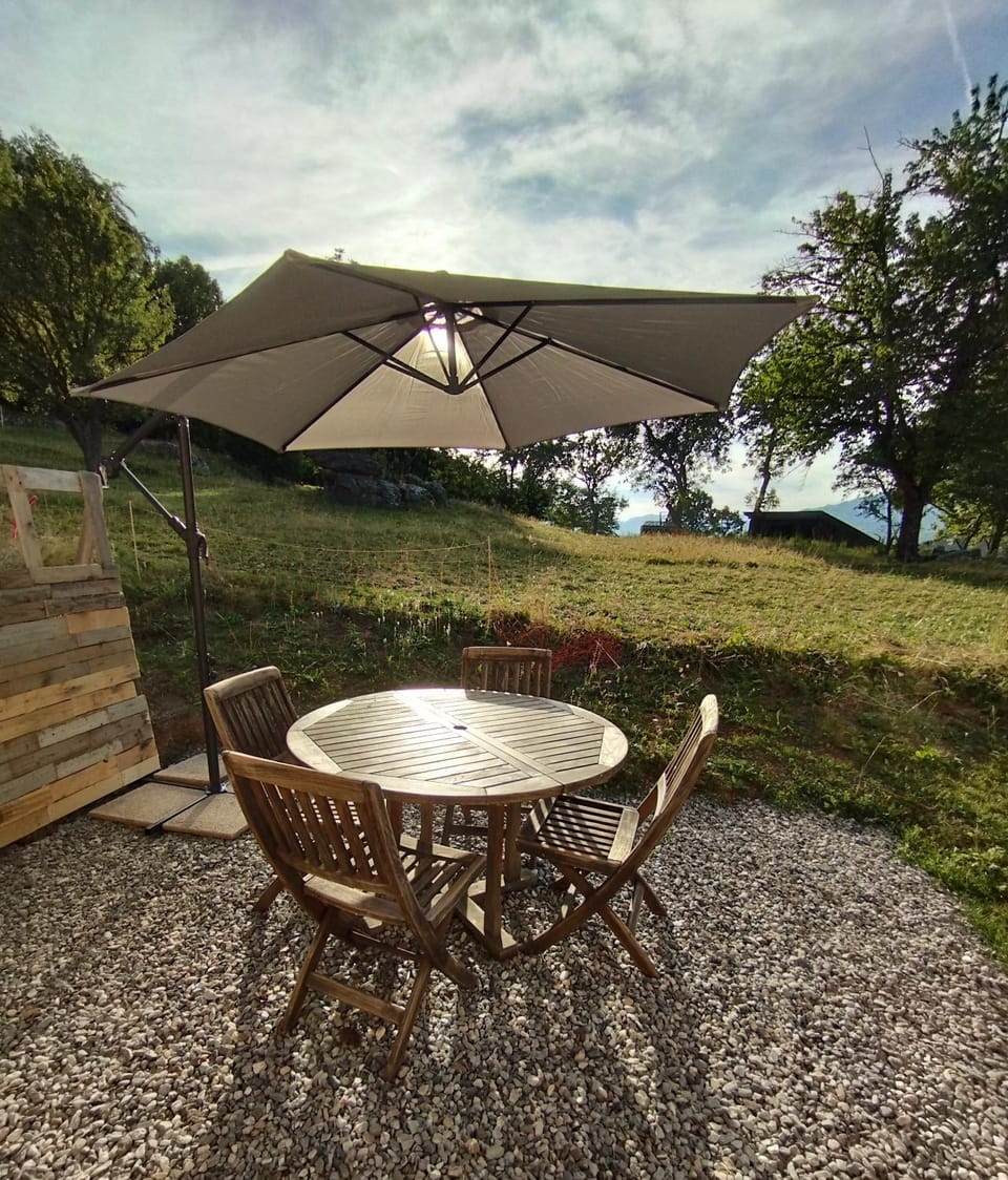 Patio, Day, Natural landscape, Garden, Dining area, Garden view