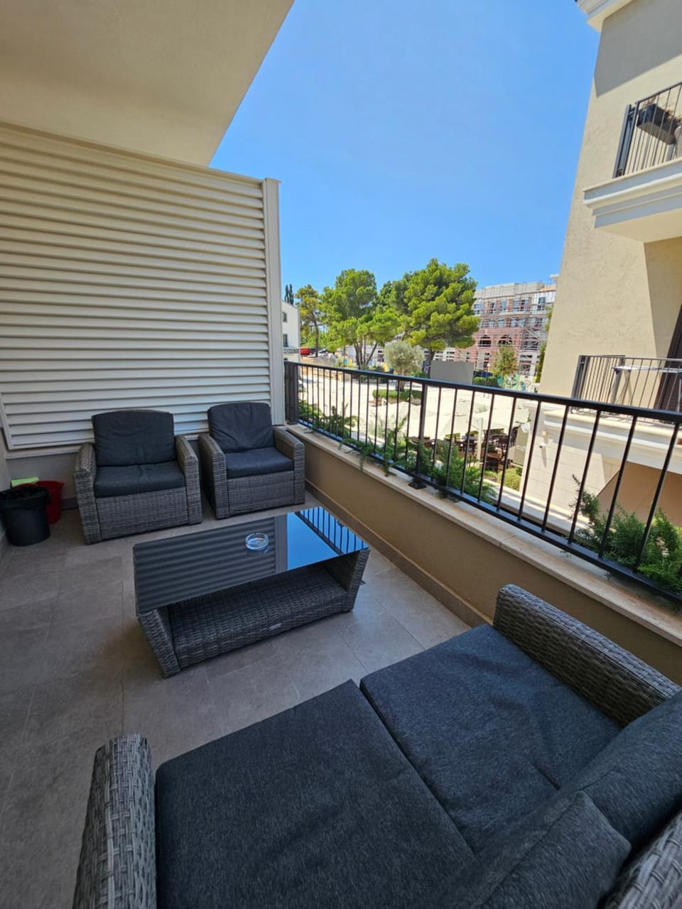 Property building, Patio, Day, Balcony/Terrace, sunbed