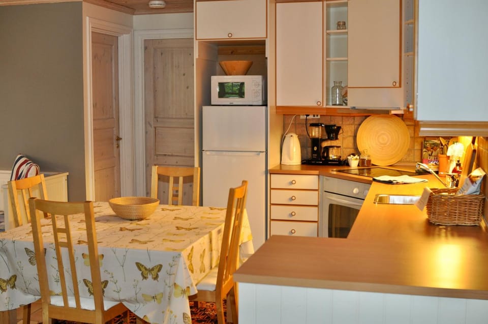 Coffee/tea facilities, Kitchen or kitchenette, Dining area, dishwasher, minibar, stove