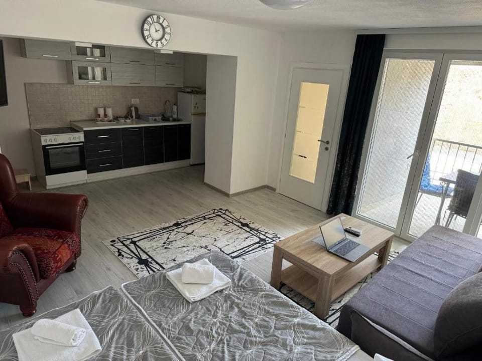 Kitchen or kitchenette, Seating area