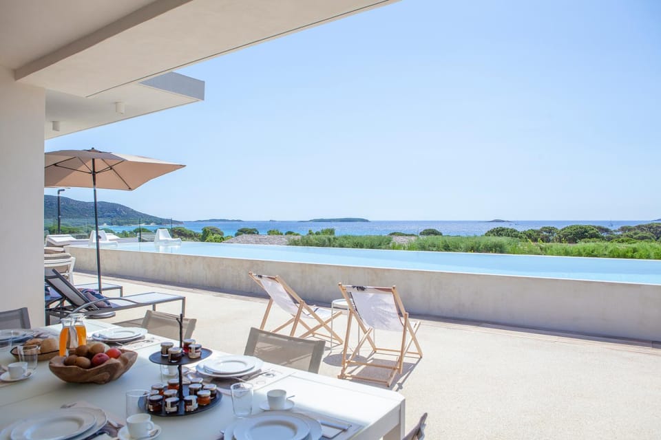 Day, Balcony/Terrace, Dining area, Pool view, Sea view, Swimming pool, sunbed