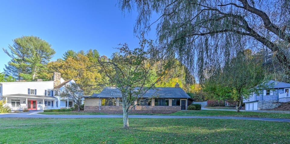 Willow Ridge Lodging and Events Nature lodge in Swannanoa