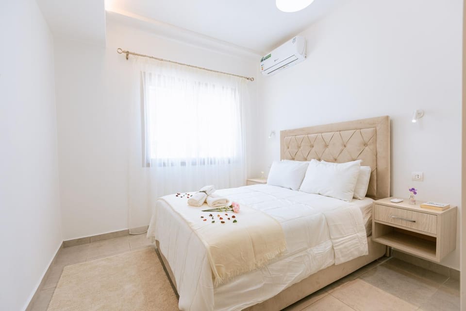 Bed, Photo of the whole room, air conditioner
