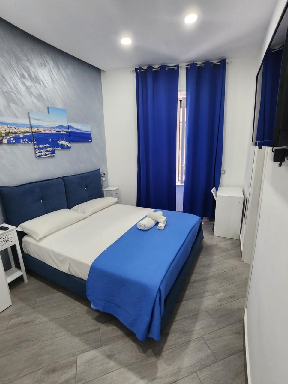 Bed, TV and multimedia, Bedroom, towels