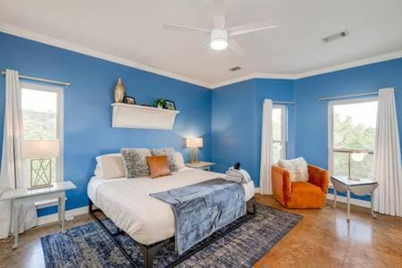 The Outlook - Spa and deck views of Hill Country House in Rio Grande