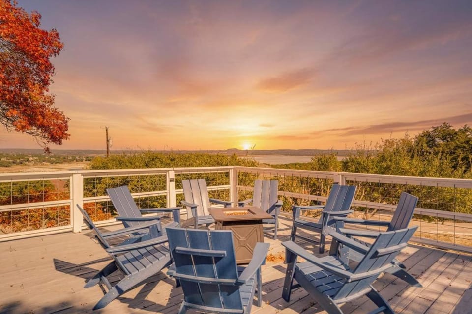 Tequila Sunrise hot tub lake view firepit pool House in Canyon Lake