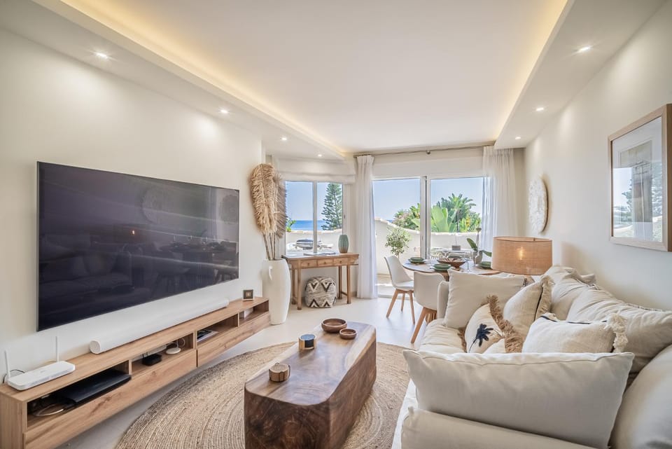 Communal lounge/ TV room, TV and multimedia, Living room, Dining area