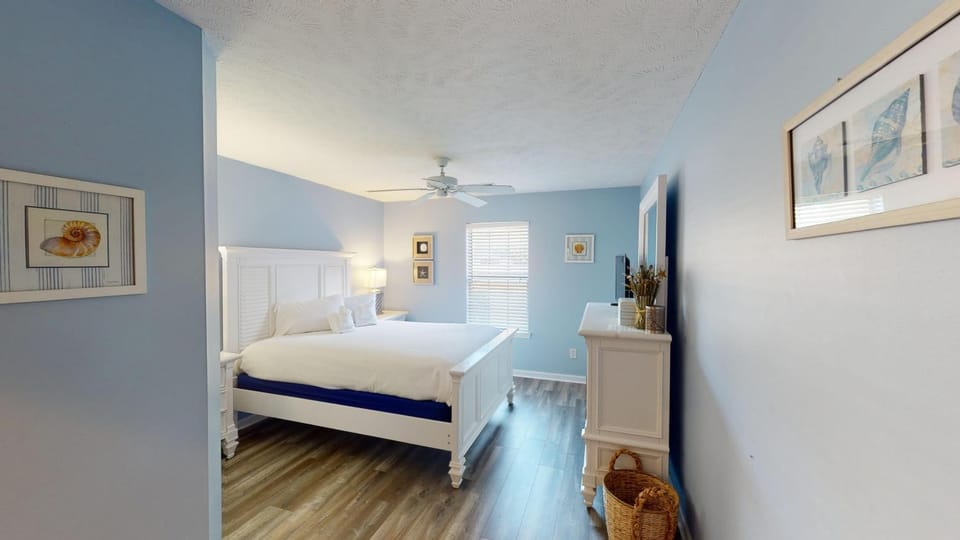 Fairway Escape Modern 3BR with Scenic Views House in South Carolina