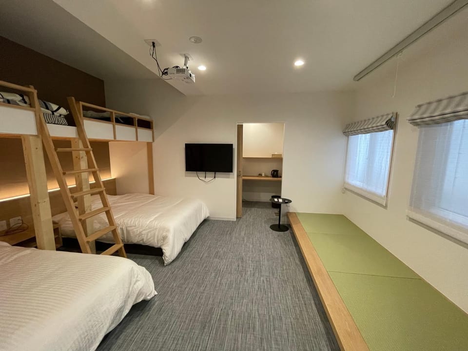 Bedroom, bunk bed