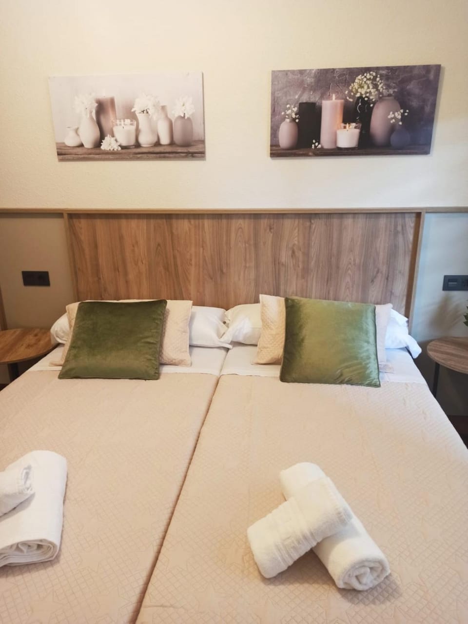 Bed, TV and multimedia, Photo of the whole room, Bedroom, towels