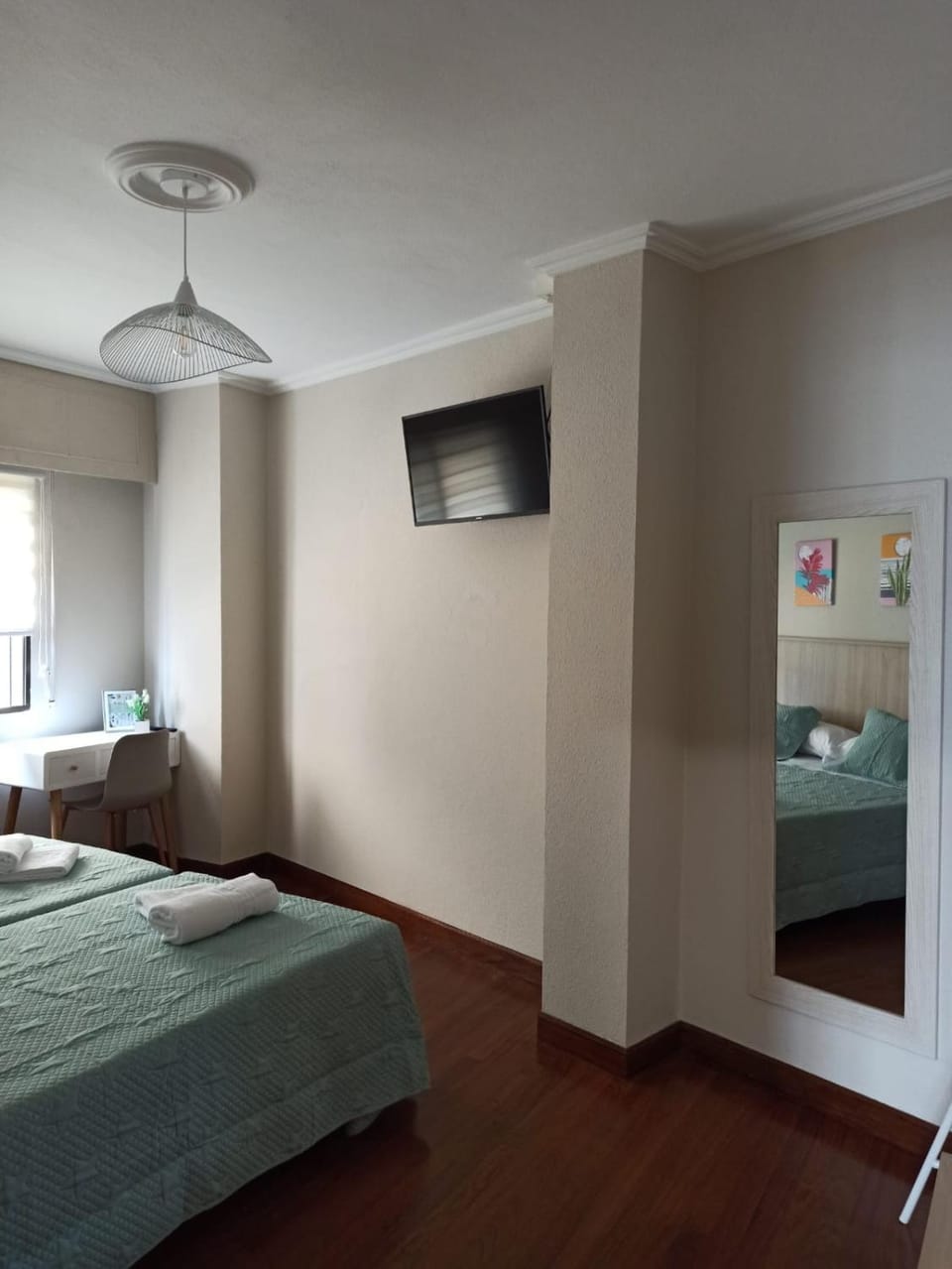Bed, TV and multimedia, Photo of the whole room, Bedroom
