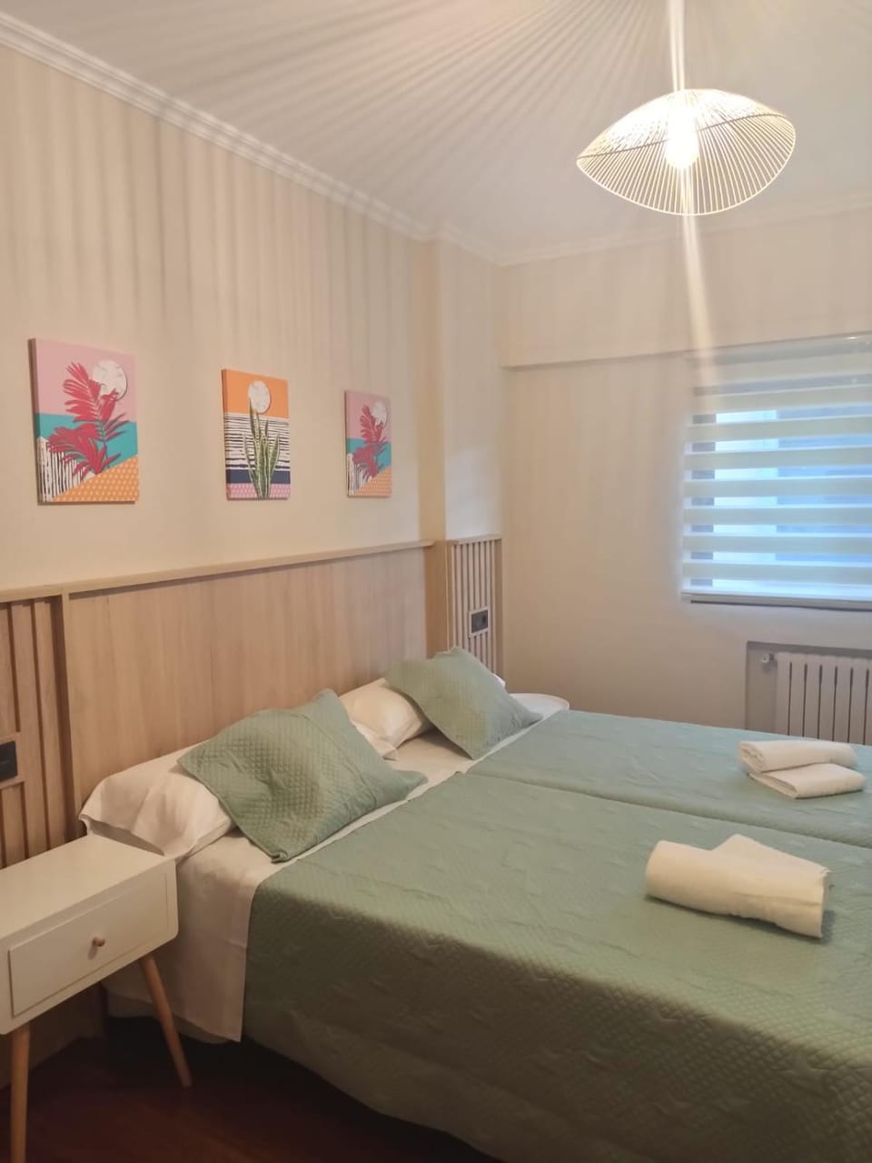 Bed, TV and multimedia, Photo of the whole room, Bedroom, towels