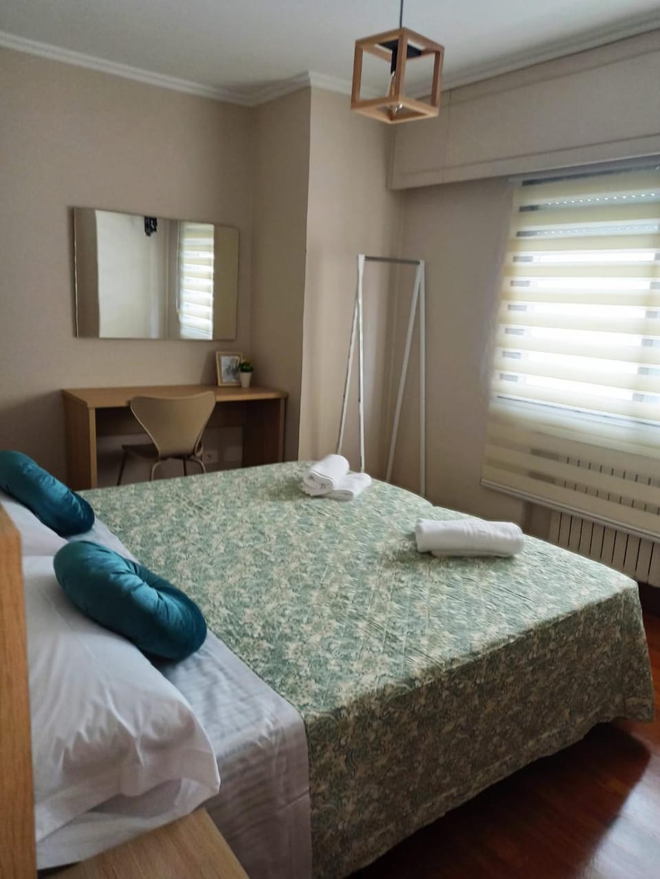 Bed, TV and multimedia, Photo of the whole room, Bedroom, towels