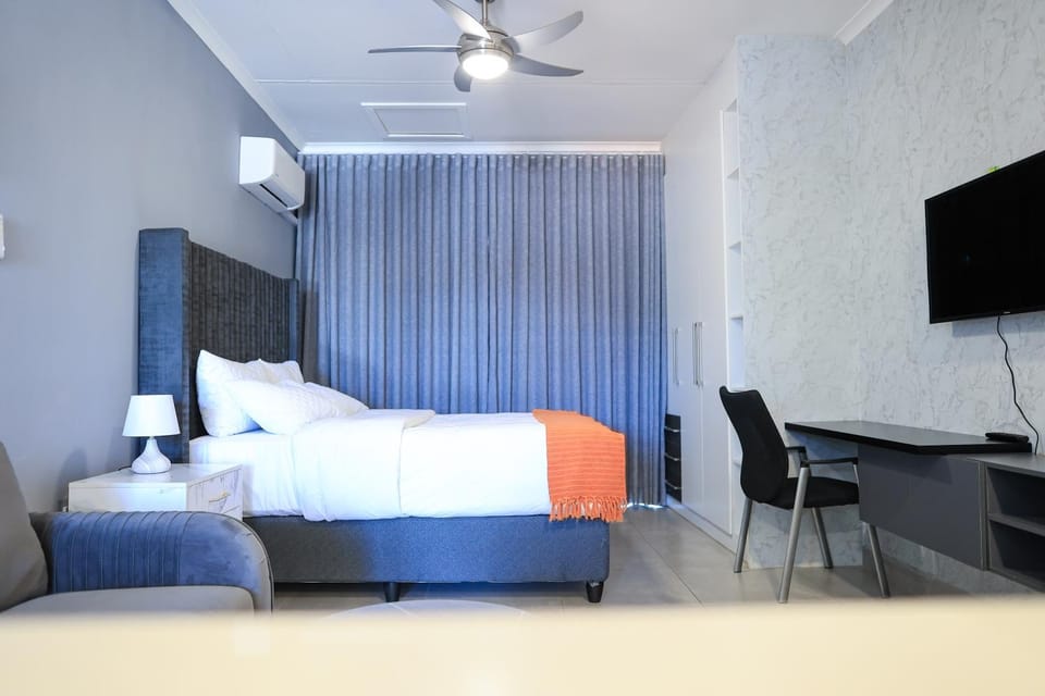 Bed, TV and multimedia, Seating area, fireplace