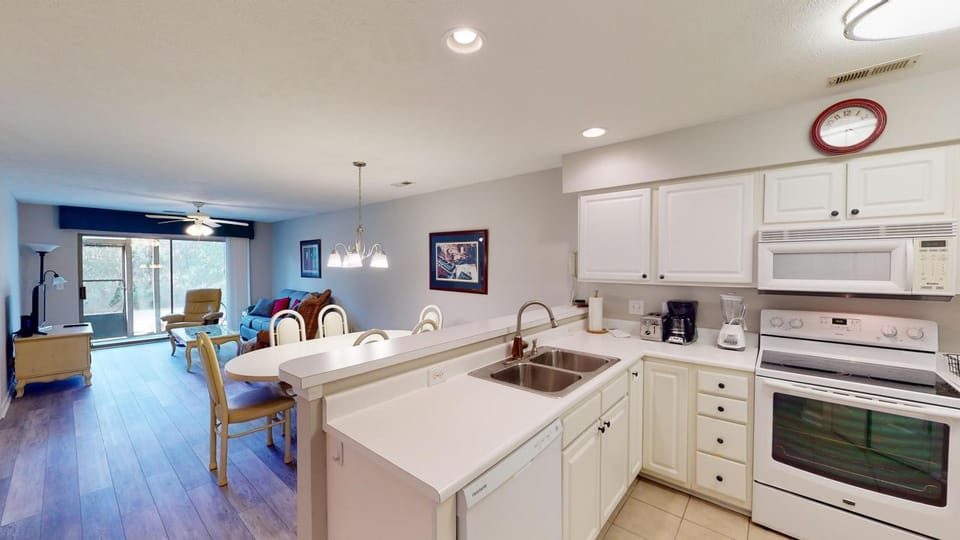 Scenic Serenity 2 Bedroom Villa with Balcony House in South Carolina