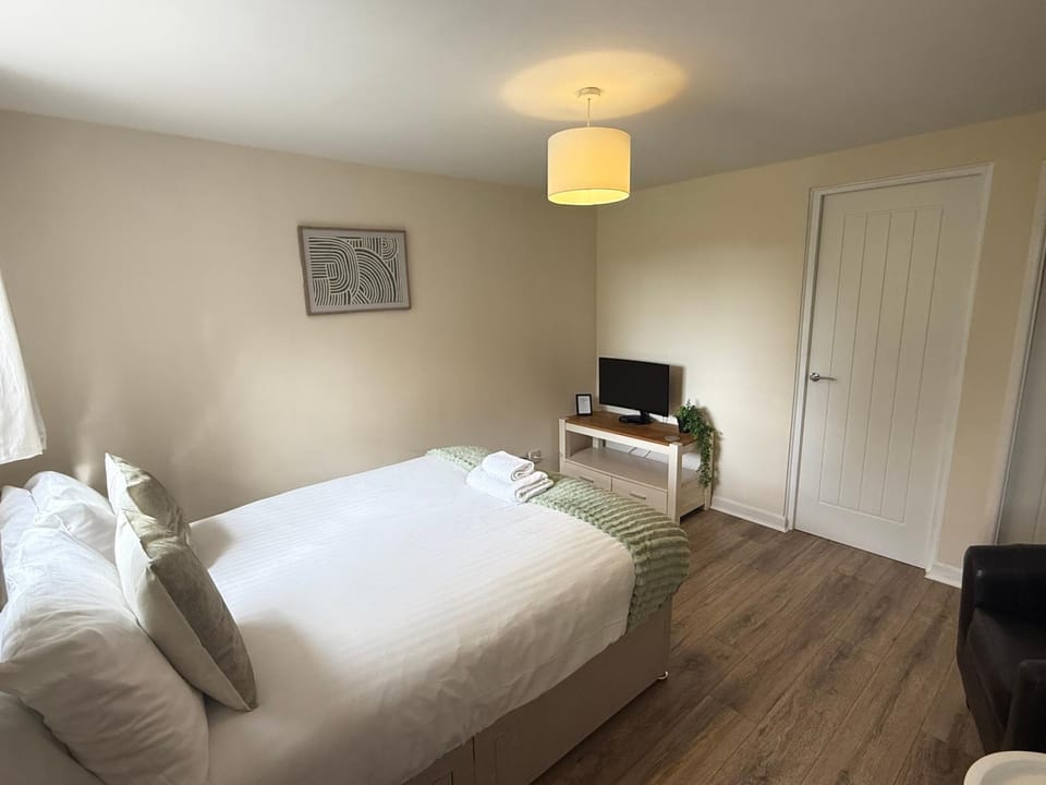 Bed, TV and multimedia, Bedroom