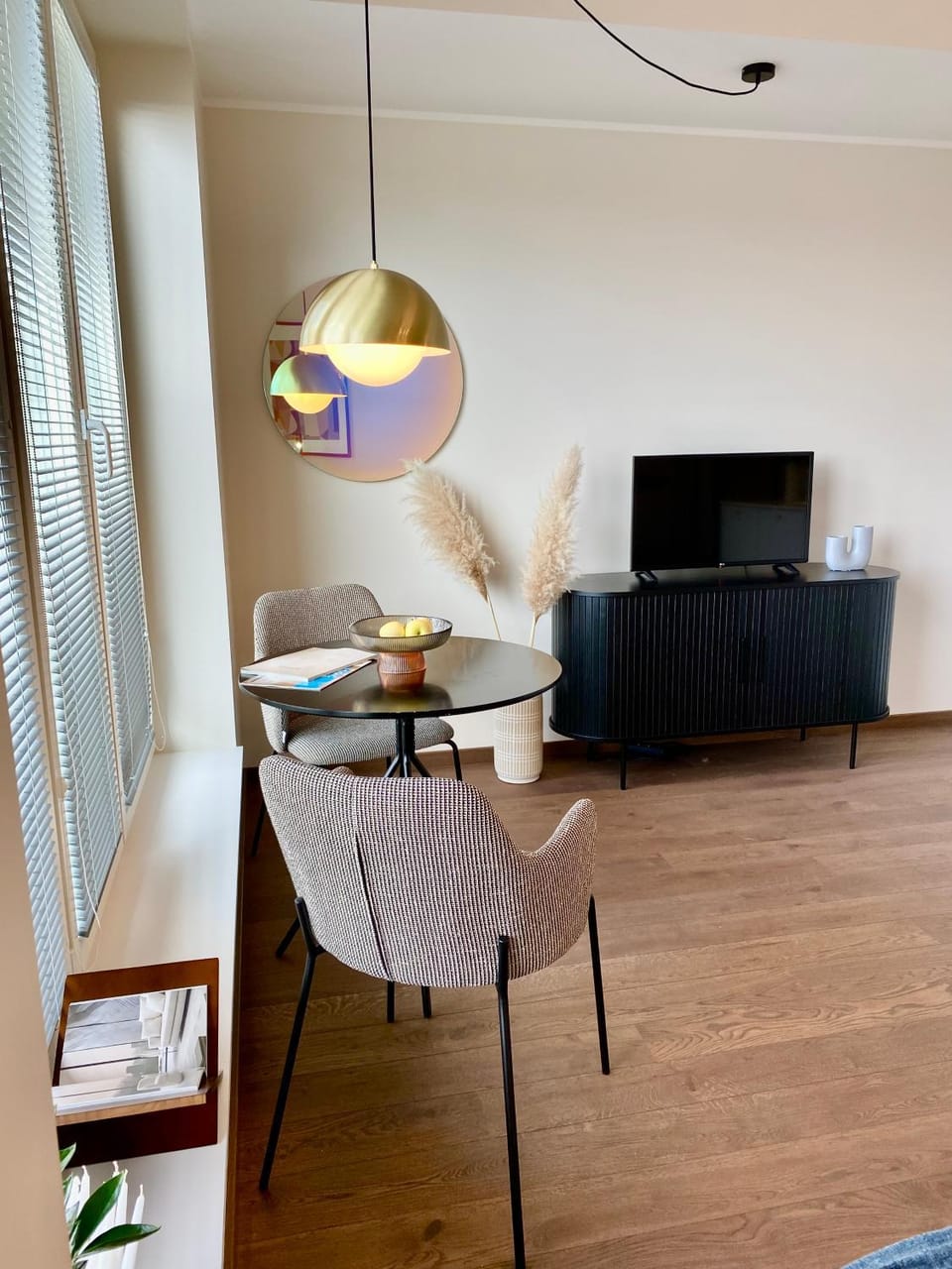 TV and multimedia, Seating area, Dining area