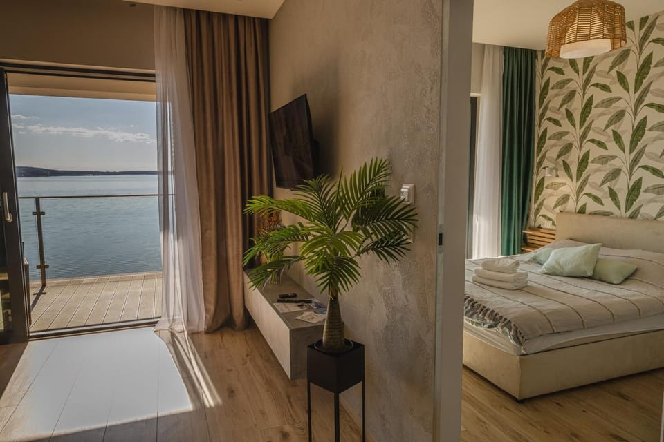 Bed, TV and multimedia, Living room, Photo of the whole room, towels