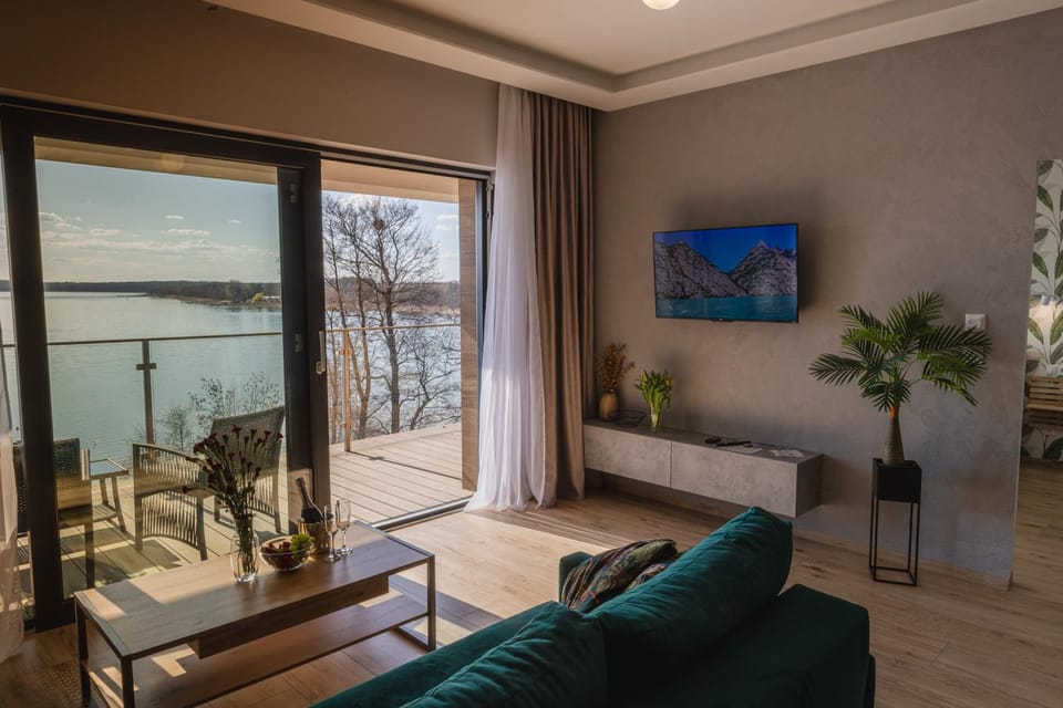 TV and multimedia, Seating area, Lake view
