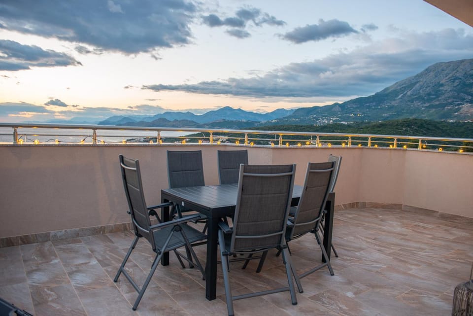 View (from property/room), Balcony/Terrace, Living room, Dining area