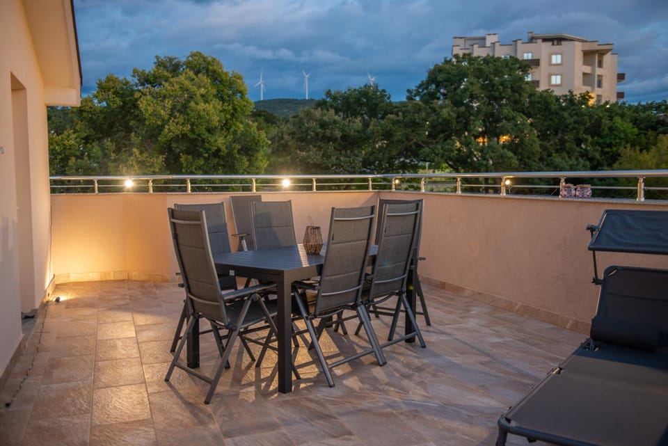 View (from property/room), Balcony/Terrace, Dining area