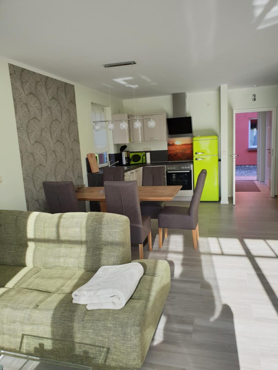 TV and multimedia, Kitchen or kitchenette, Living room, Seating area, Dining area, oven, stove
